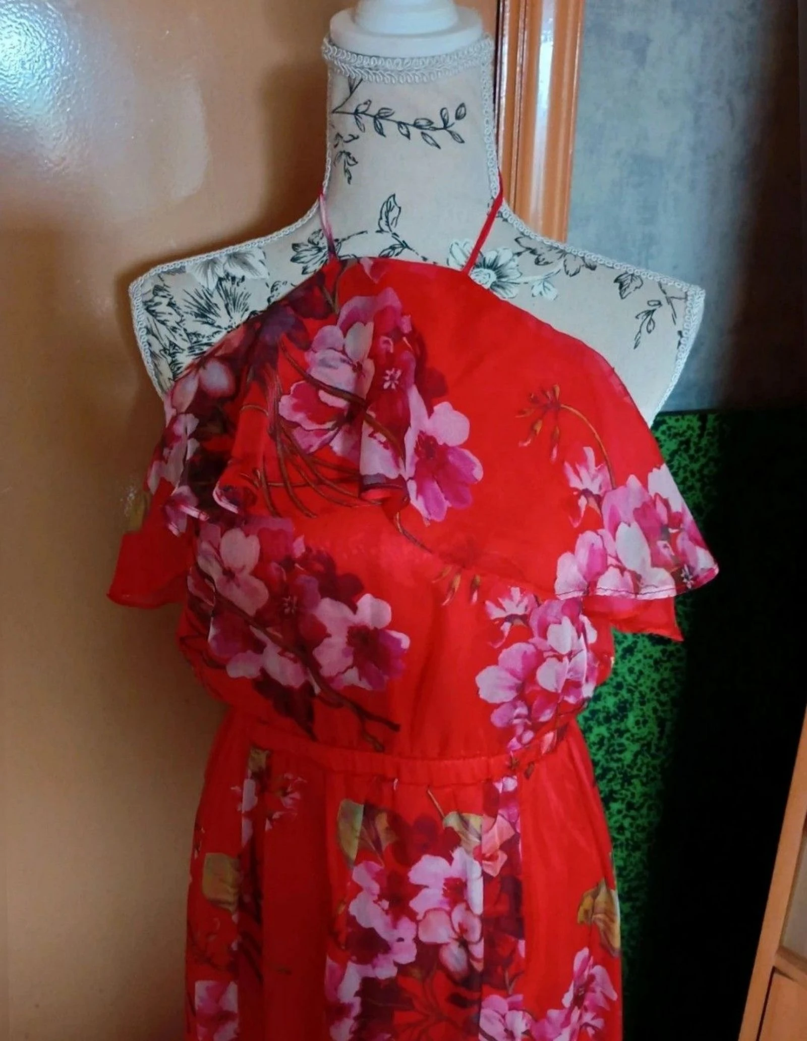 Pretty Little Thing, elegante jurk met ingebouwde short